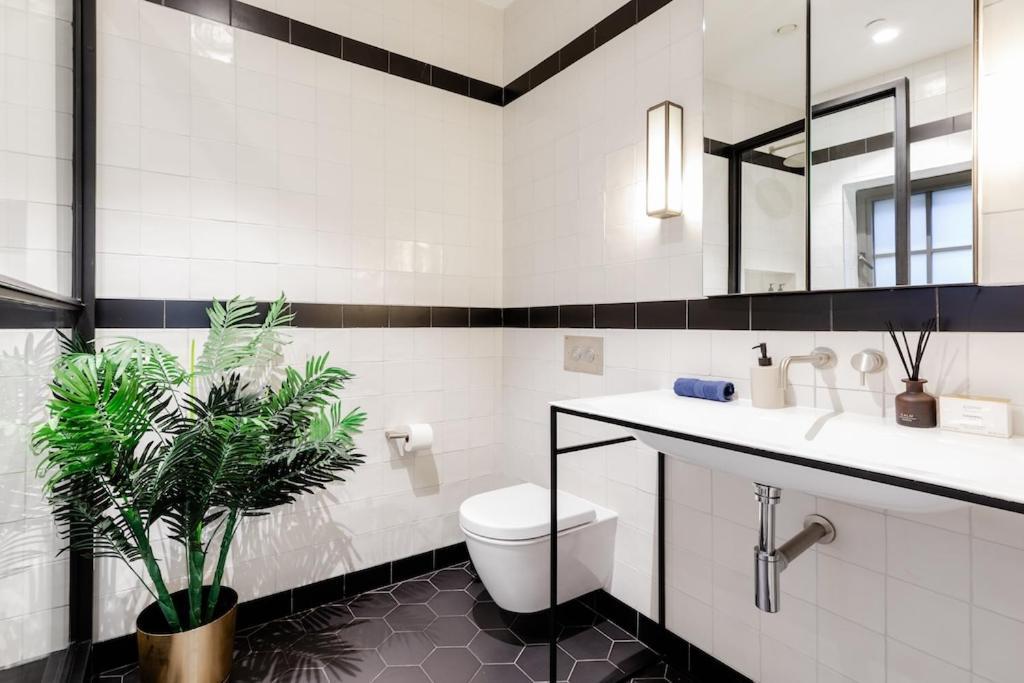 Shh! Oxford St Dream-Come-True Fam Design Hot Spot ロンドン エクステリア 写真